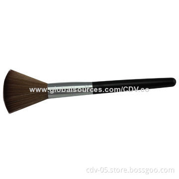 Individual powder makeup brushes, made of wooden handle and aluminum ferrule with synthetic hair